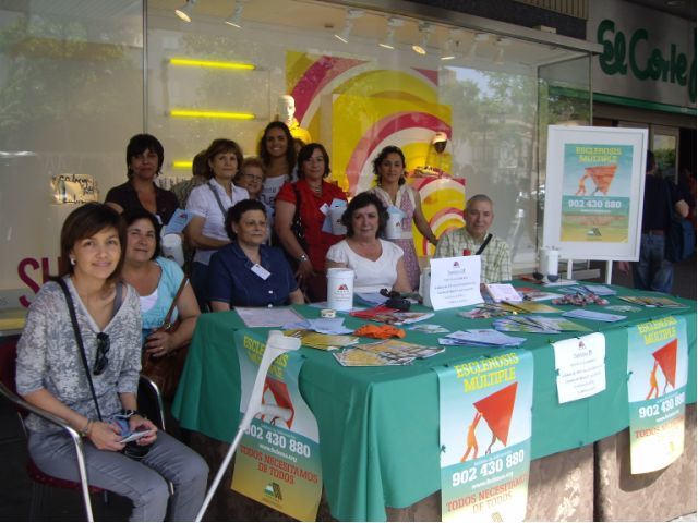 Mesa informativa en Plaza del Duque, con afectados. Mesa informativa en Plaza del Duque, con afectados.